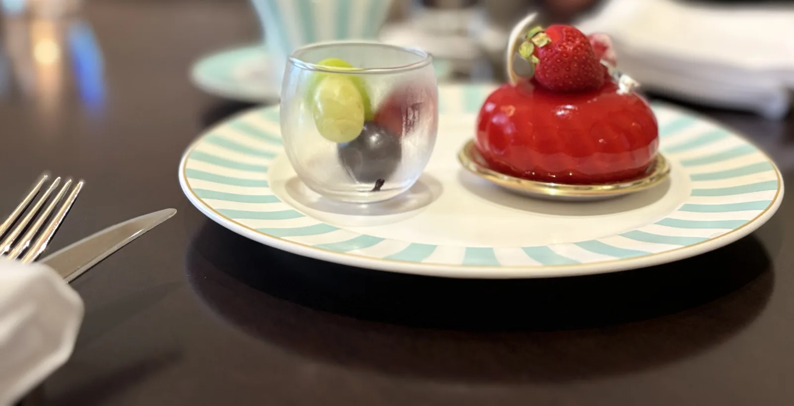 東京ステーションホテルのロビーラウンジで出されたストライプ柄の皿といちごのケーキ