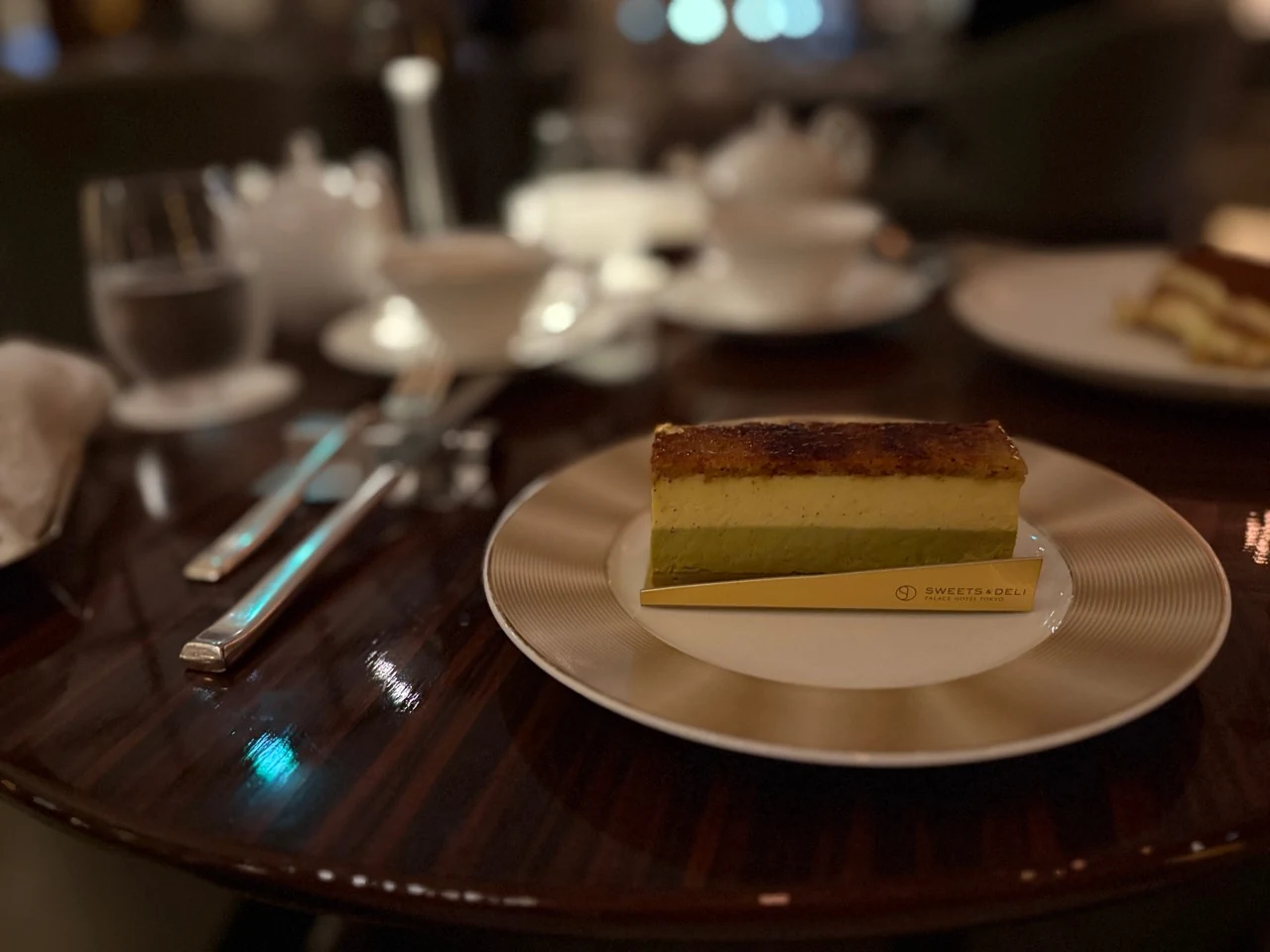 パレスホテル東京のロビーラウンジでいただいたケーキとテーブルの様子